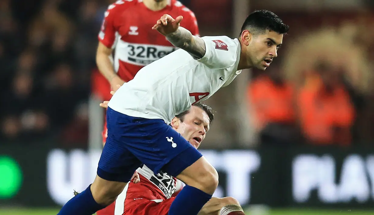 Cristian Romero. Bek tengah Argentina berusia 24 tahun yang baru saja dipermanenkan Tottenham Hospur dari Atalanta pada awal musim 2022/2023 setelah sempat berstatus pinjaman semusim sebelumnya ini kini mempunyai nilai pasar 55 juta euro atau setara Rp820 miliar. Pada musim 2022/2023 ini ia telah bermain dalam 8 laga di semua ajang. (AFP/Lindsey Parnaby)