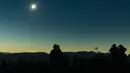 Orang-orang melihat gerhana matahari total dari La Higuera, Chile, Selasa (2/7/2019). Gerhana matahari total ini terjadi selama lebih dari dua setengah menit. (AP Photo/Esteban Felix)