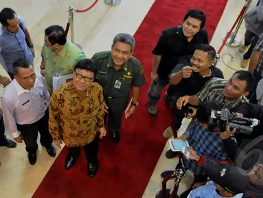 Mendagri Tjahjo Kumolo tiba di Gedung Nusantara, Komplek Parlemen Senayan, Jakarta, Senin (11/5/2015). Pimpinan DPR beserta Komisi II menggelar pertemuan dengan Mendagri guna membahas revisi UU Pilkada dan revisi UU Parpol. (Liputan6.com/Andrian M Tunay)