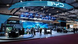 Gaikindo Indonesia International Auto Show (GIIAS) 2025, resmi dibuka untuk umum di Indonesia Convention Exhibition (ICE), Tangerang, Banten, pada Kamis 24 Juli 2025. Tampak dalam foto, panggung mini display BYD terlihat selama Gaikindo Indonesia International Auto Show (GIIAS) ke-32 di Indonesia Convention Exhibition (ICE) di Tangerang, Banten, 23 Juli 2025. (Yasuyoshi CHIBA/AFP)
