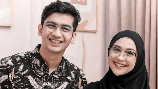 FOTO: Gaya Ria Ricis Pakai Baju Hitam, Tampil Menawan