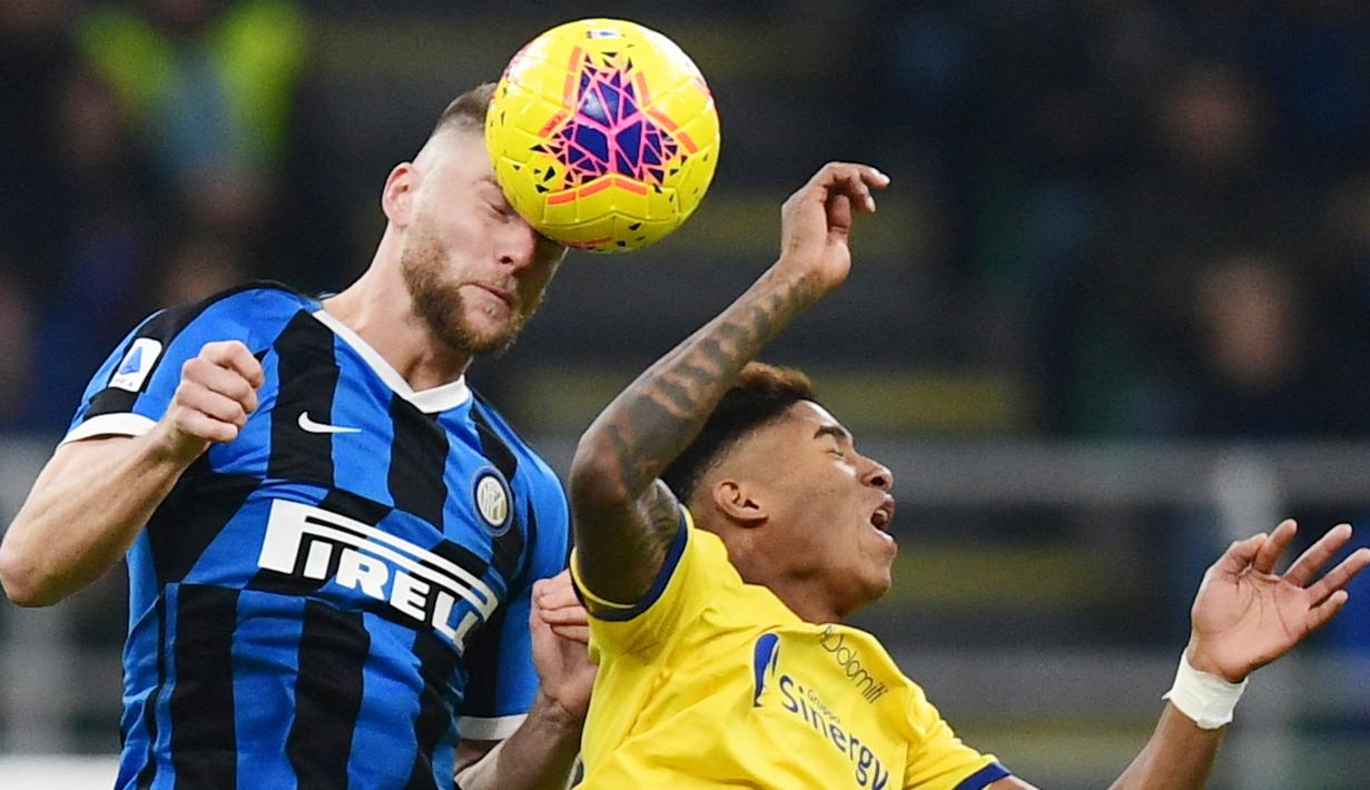 Milan Skriniar - Pemain asal Slovakia itu menjelma menjadi salah satu bek tangguh di Liga Italia. Keberhasilan I Nerazzurri meraih Scudetto musim lalu tak lepas dari perannya dalam menjaga pertahanan Inter Milan. (AFP/Miguel Medina)