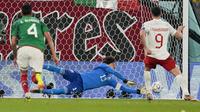 Eksekusi yang diambil langsung oleh Robert Leawandowski gagal berbuah gol usai tendangannya masih mampu ditepis kiper Guillermo Ochoa. Hingga laga usai skor 0-0 tatap bertahan. (AP/Themba Hadebe)