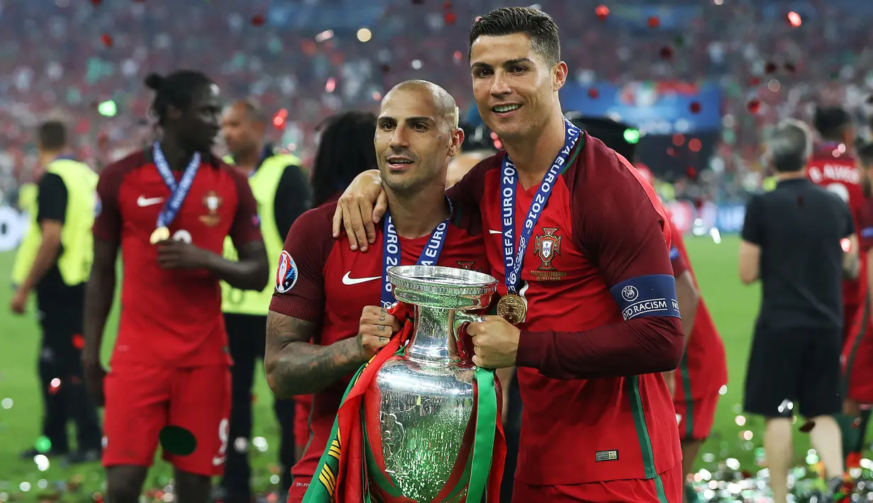 Ricardo Quaresma. Gelandang Timnas Portugal ini pensiun dari timnas usai Piala Dunia 2018 saat berusia 35 tahun. Ia total tampil 80 kali dengan torehan 10 gol dan 24 assist. Ia menjadi bagian skuat Seleccao di Euro 2004, 2008 dan 2016 serta Piala Dunia 2018. (AFP/Valery Hache)