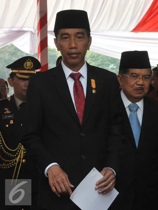 Presiden Jokowi mengungkapkan belasungkawa atas musibah jatuhnya pesawat Hercules C-130, usai upacara HUT Polri di Mako Brimob Polri, Kelapa Dua, Depok, Rabu (1/7/2015). (Liputan6.com/Herman Zakharia)