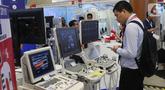 Pengunjung melihat alat kesehatan di Indonesia Hospital Expo 2019, Jakarta, Kamis (24/10/2019). Pameran diikuti 554 perusahaan dari Indonesia, AS, Belanda, China, India, Italia, Jepang, Korsel, Malaysia, Pakistan, Prancis, Singapura, Taiwan, Thailand dan Vietnam. (Liputan6.com/Angga Yuniar)