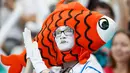 Seorang penonton berpenampilan unik saat menonton Aquatics World Champions, Kazan, Rusia, Senin (3/8/2015).  Kejuaraan Aquatics Dunia ini diadakan setiap dua tahun sekali. (REUTERS/Stefan Wermuth)