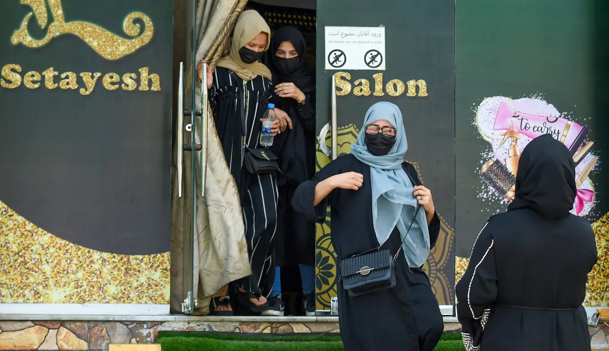 Perintah ini akan memaksa penutupan ribuan bisnis yang dijalankan oleh wanita - yang seringkali merupakan satu-satunya sumber pendapatan bagi rumah tangga - dan melarang salah satu dari sedikit kesempatan yang tersisa bagi mereka untuk bersosialisasi di luar rumah. (AFP Photo)