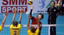 Pemain Timnas voli putra Jepang, Masahiro Yanagida melakukan smes saat melawan Kazakhstan pada 8 besar grup E Kejuaraan Voli Asia 2017 di GOR Tri Dharma, Gresik, Kamis (27/7). Jepang unggul 3-0 (25-18, 25-19, 25-23). (Liputan6.com/Helmi Fithriansyah)