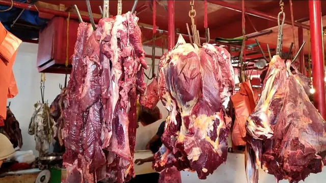 Harga daging sapi di Pasar Bersehati Manado melonjak menjelang perayaan Lebaran Idul Fitri.