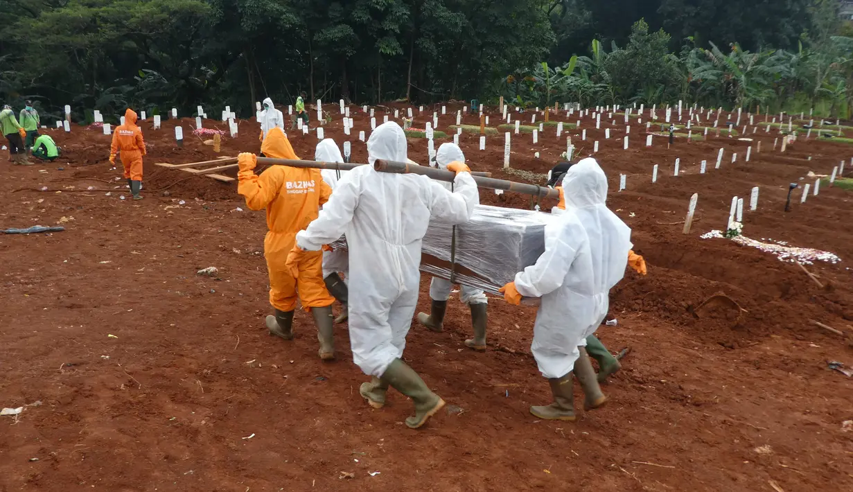 Petugas membawa peti jenazah berisi korban virus corona COVID-19 ke sebuah pemakaman di Jakarta, Rabu (15/4/2020). Hingga sore ini, jumlah kasus COVID-19 di Indonesia sebanyak 5.136 positif, 446 sembuh, dan 469 meninggal dunia. (Bay ISMOYO/AFP)