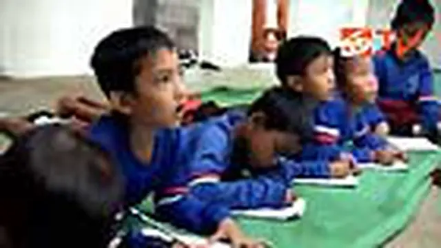 Sekolah Rusak, Belajar di Musala Tanpa Kursi