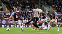 Proses terjadinya gol yang dicetak striker Manchester United, Romelu Lukaku, ke gawang Burnley pada laga Premier League di Stadion Turf Moor, Burnley, Minggu (2/8/2018). Burnley kalah 0-2 dari MU. (AFP/Lindsey Parnaby)
