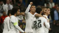 Cristiano Ronaldo tersenyum ke arah tribun penonton usai cetak gol keempatnya bagi Real Madrid (Reuters)