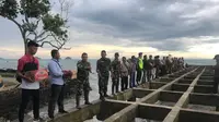 Personel TNI memberikan bantuan untuk korban tsunami Selat Sunda (foto: dokumentasi Kodam Siliwangi)