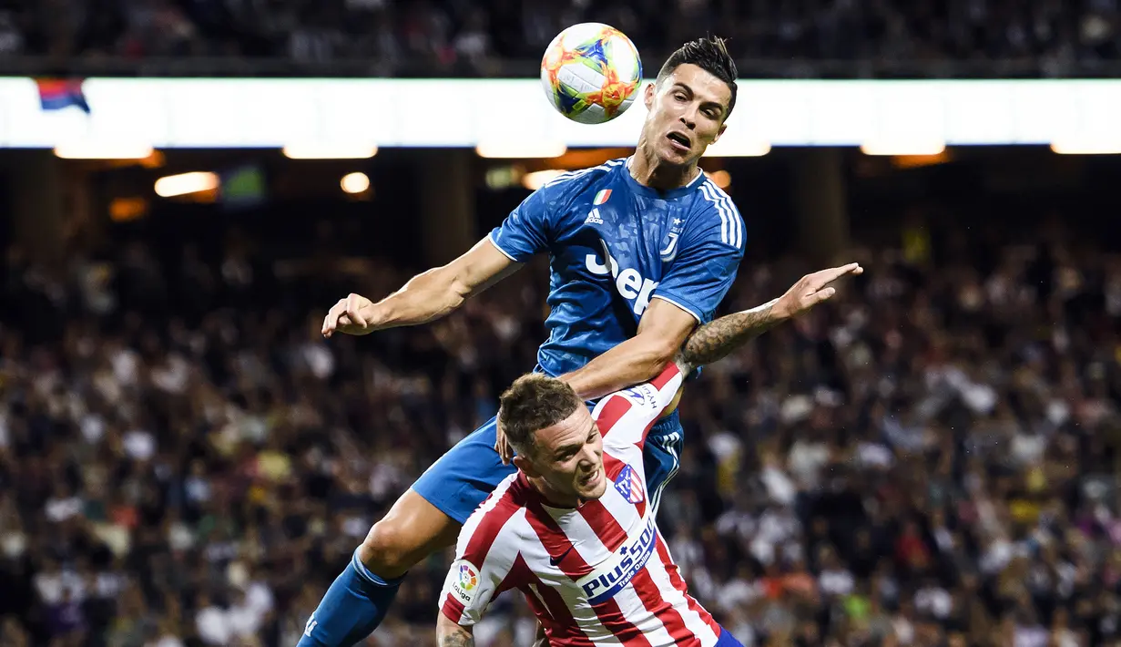 Gelandang Juventus, Cristiano Ronaldo, duel udara dengan bek Atletico Madrid, Kieran Trippier, pada laga ICC di Stadion Solna, Stockholm, Sabtu (10/8). Atletico menang 2-1 atas Juventus. (AFP/Erik Simander)