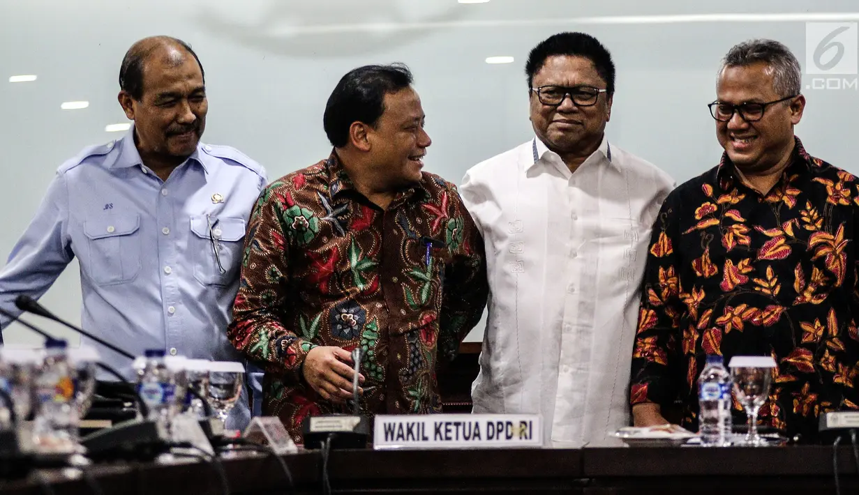 Ketua DPD Oesman Sapta Odang (kedua kanan) bersma Ketua KPU RI Arief Budiman (kanan) Ketua Bawaslu Abhan (kedua kiri) dan Wakil Ketua DPD Nono Sampono (kiri) saat pertemuan DPD dengan KPU dan Bawaslu, Jakarta, Selasa (24/7). (Liputan6.com/Johan Tallo)