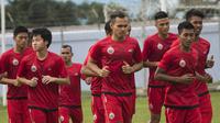 Bek Persija Jakarta, Rezaldi Hehanussa, bersama rekan-rekan berlari saat latihan di Lapangan Sutasoma Halim, Jakarta, Sabtu (3/3/2018). Latihan ini digelar sebelum berangkat ke Vietnam untuk melawan SLNA pada Piala AFC. (Bola.com/Asprilla Dwi Adha)
