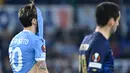 Ekspresi kecewa gelandang Lazio, Luis Alberto (kiri) saat menghadapi tamunya FC Porto dalam laga leg kedua play-off Liga Europa 2021/2022. Bermain imbang 2-2, Lazio gagal lolos ke babak 16 Besar setelah sebelumnya kalah 1-2 di leg pertama. (AFP/Alberto Pizzoli)