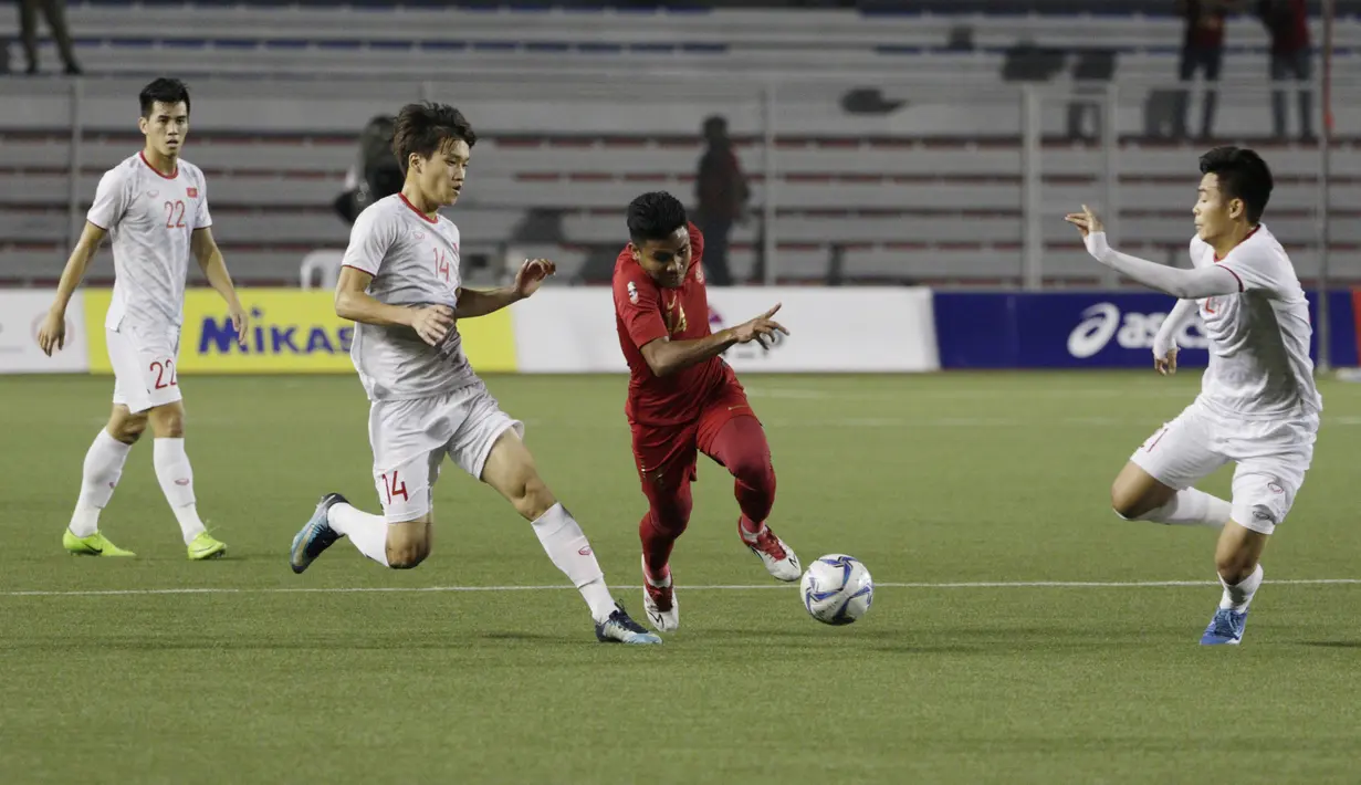 Bek Timnas Indonesia U-22, Asnawi Mangkualam, menggiring bola saat melawan Vietnam U-22 pada laga final SEA Games 2019 di Stadion Rizal Memorial, Manila, Selasa (10/12). Indonesia kalah 0-3 dari Vietnam. (Bola.com/M Iqbal Ichsan)