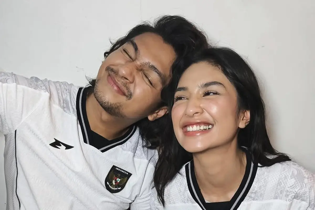 Mikha Tambayong dan Deva Mahenra Kenakan Jersey Timnas