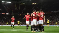 Para pemain Manchester United merayakan gol ke gawang Burton Albion pada putaran ketiga Piala Liga Inggris di Old Trafford, Manchester, Rabu (20/9/2017). (AFP/Paul Ellis)