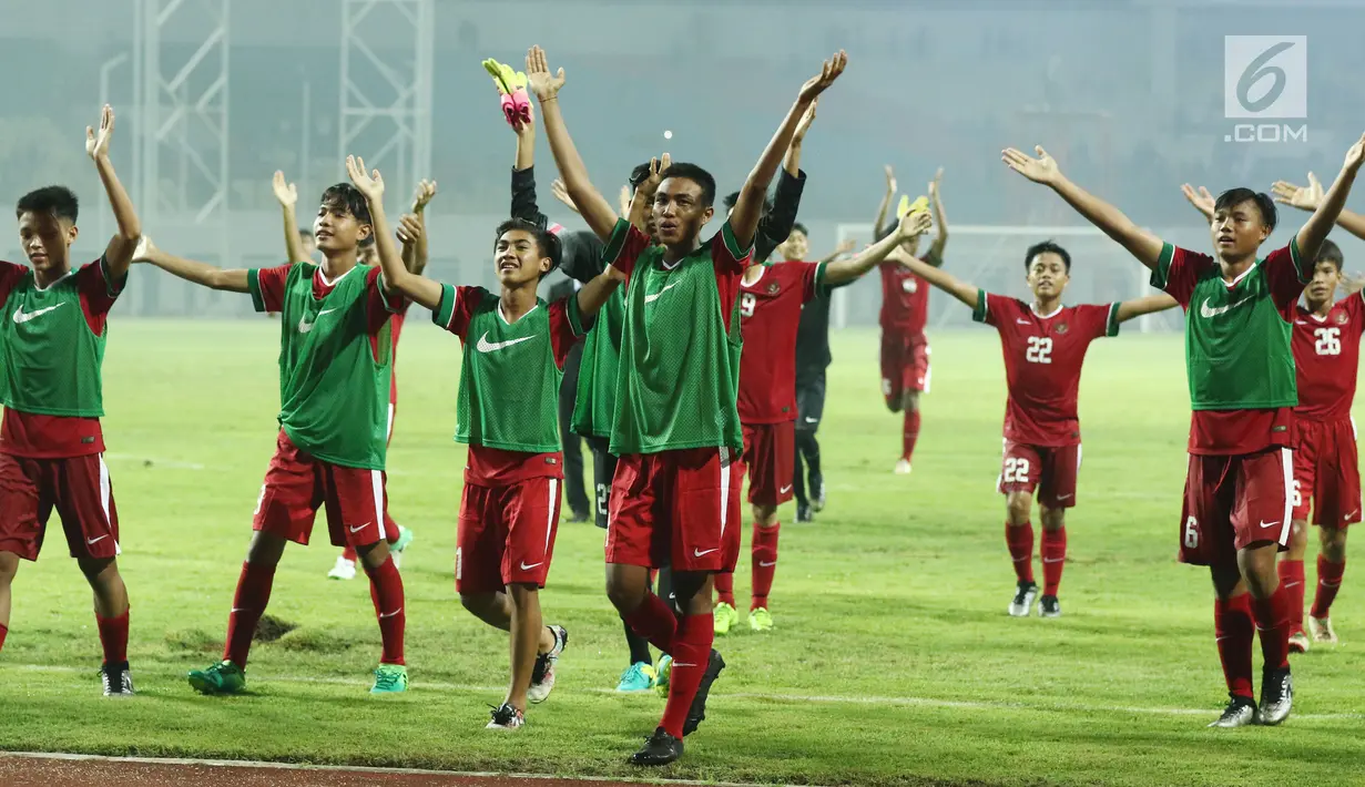 Pemain Timnas Indonesia U-16 mengangkat tangan saat selebrasi usai mengalahkan Singapura U-16 di laga persahabatan di Stadion Wibawa Mukti, Kab Bekasi, Kamis (8/6). Indonesia U-16 menang 4-0. (Liputan6.com/Helmi Fithriansyah)
