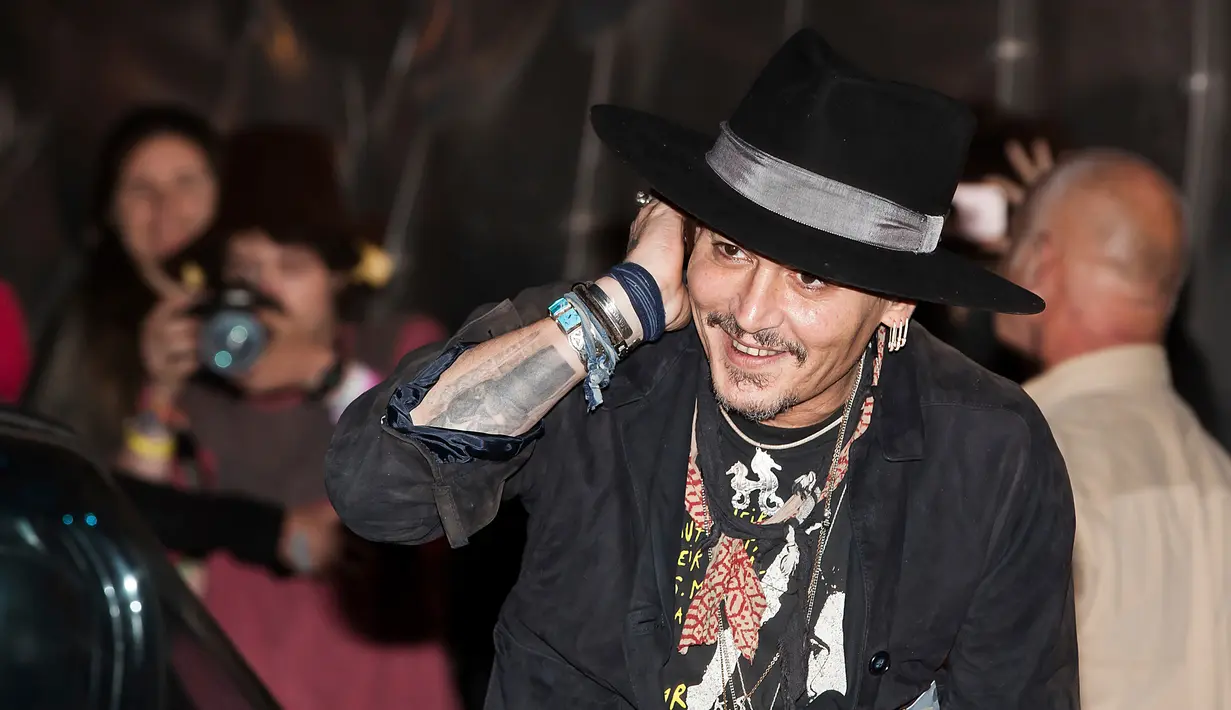 Senyum Johnny Depp saat menghadiri Festival Musik Glastonbury di Cinemageddon, Worthy Farm, Inggris (22/6). The Libertine merupakan film drama Johnny Depp yang dirilis pada Maret 2006. (22/6). (Photo by Grant Pollard/Invision/AP)