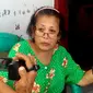 Nurita Tiradiyah ibu mertua hakim Tipikor Bengkulu Suryana menceritakan kronologi uang Rp 40 juta yang ditemukan KPK dibawah pohon pisang di halaman belakang rumah (Liputan6.com/Yuliardi Hardjo)