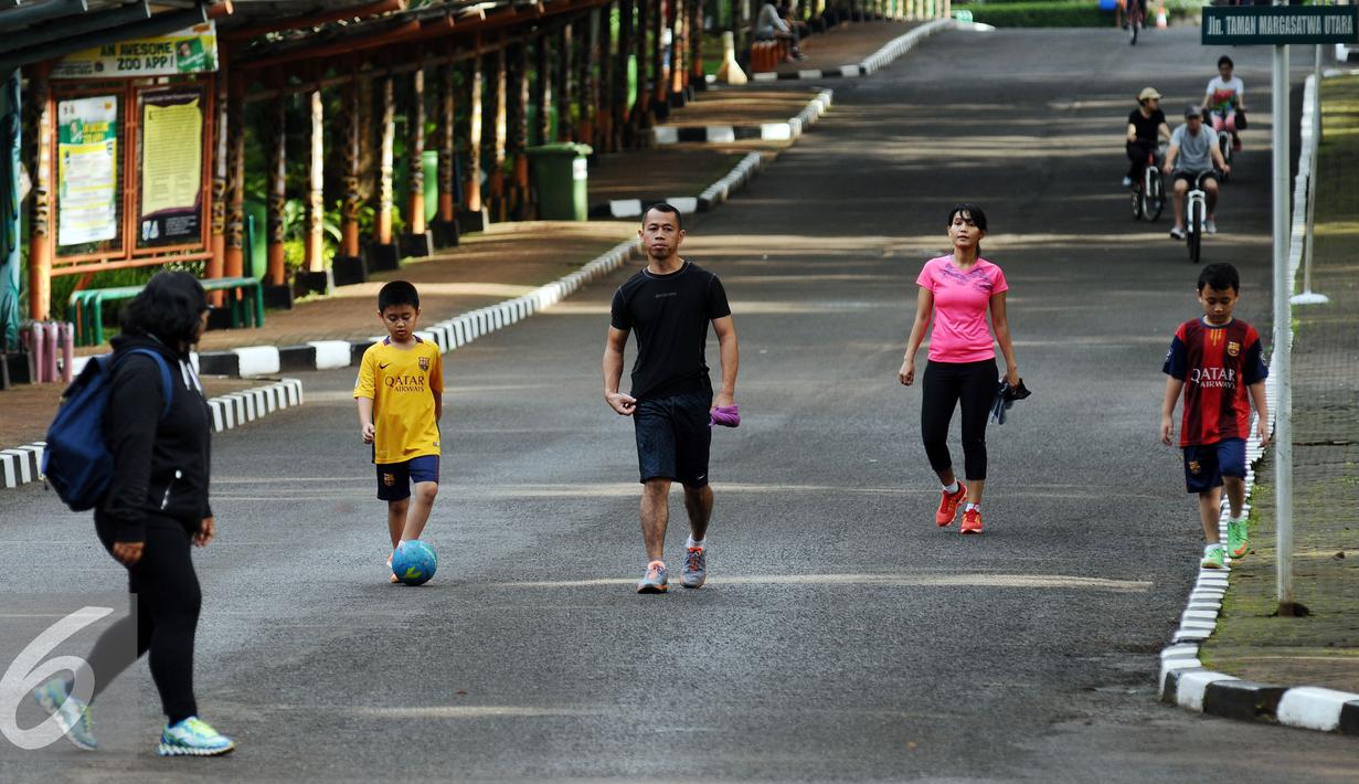 Warga melakukan jalan santai di sekitar kawasan Kebun Binatang Ragunan, Jakarta, Minggu (9/10). Kawasan KBR menjadi salah satu lokasi alternatif warga Jakarta untuk berolahraga pada Minggu pagi. (Liputan6.com/Helmi Fithriansyah)