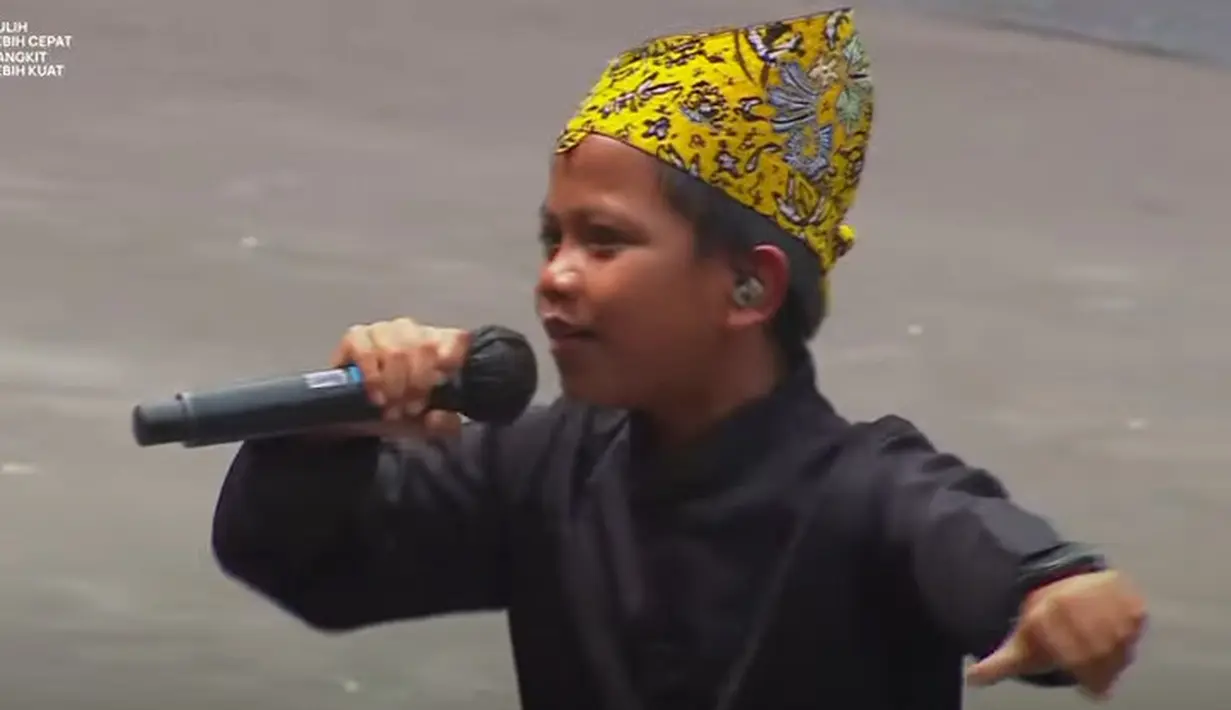 Melengkapi penampilan, Farel juga mengenakan ikat kepala berwarna kuning yang kontras dengan outfit hitamnya. (Tangkapan layar YouTube Sekretariat Presiden)