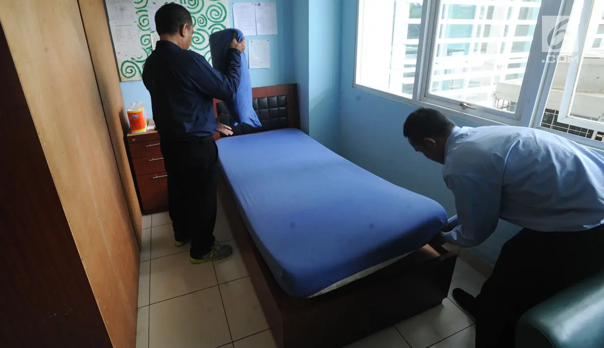 Petugas merapikan tempat tidur pasien rehabilitasi narkoba atau residen di Balai Besar Rehabilitasi BNN, Lido, Bogor, Jawa Barat, (12/4). Rehabilitasi dilakukan paling lama selama enam bulan. (Merdeka.com/Arie Basuki)
