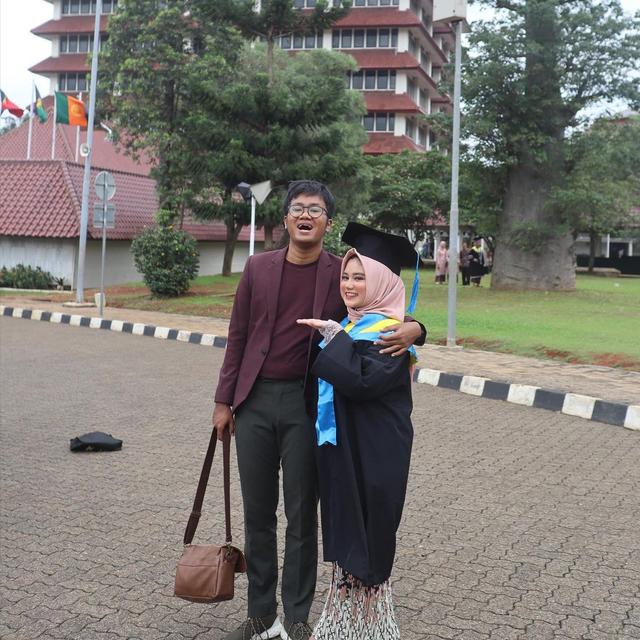 Jarang Tersorot, Ini 6 Potret Kebersamaan Yudha Keling dan Kekasihnya