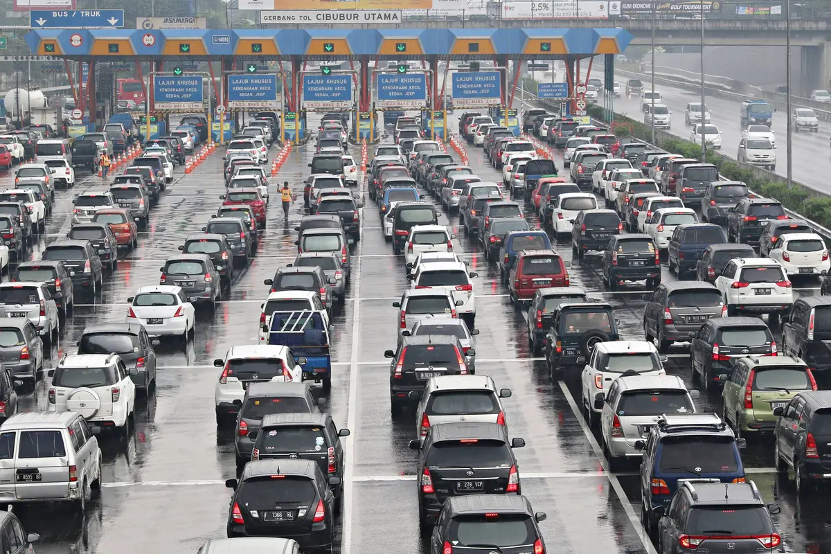 20160505- Kemacetan Mengular di Tol Cibubur-Jakarta- Immanuel Antonius
