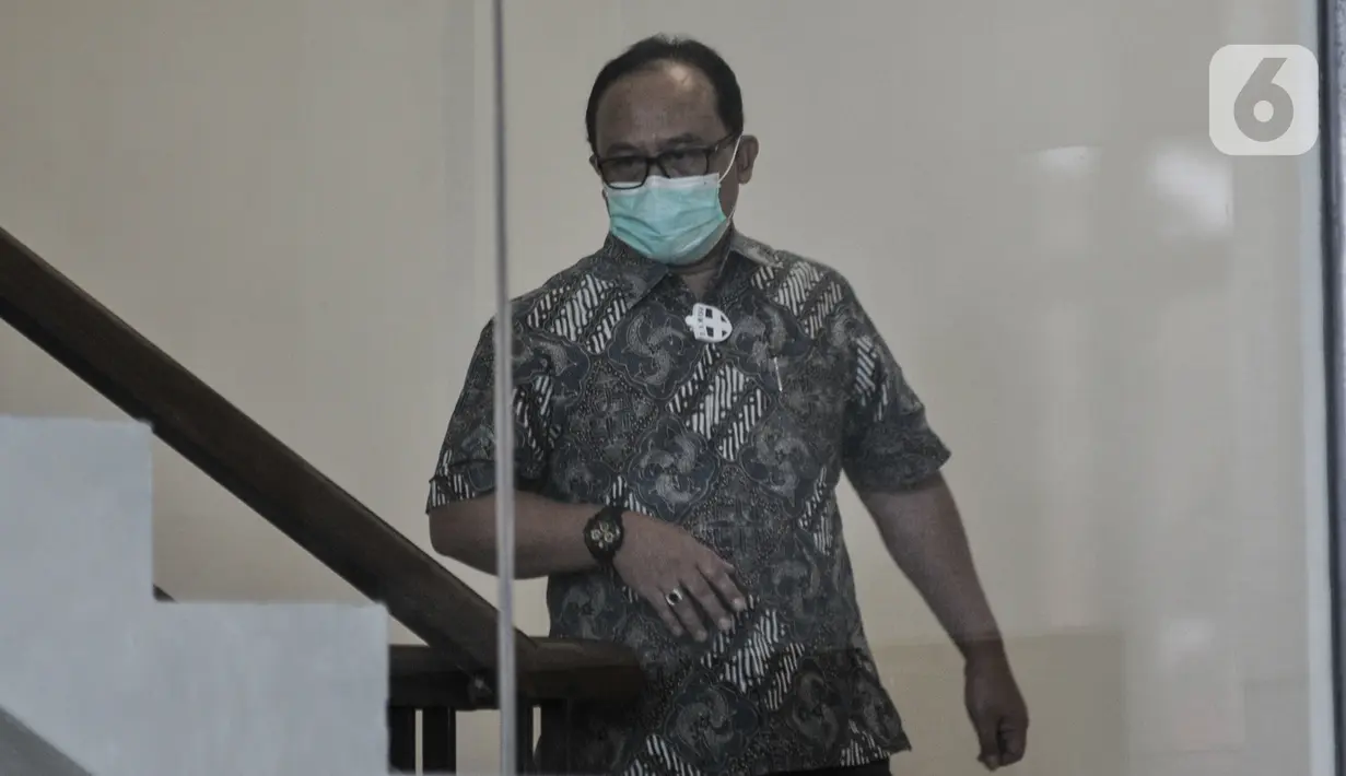 Direktur Utama PT Waskita Beton Precast Jarot Subana tiba di Gedung KPK, Jakarta, Kamis (23/7/2020). Jarot dijemput paksa penyidik KPK setelah tiga kali mangkir memenuhi panggilan kasus dugaan tindak pidana korupsi proyek fiktif pada BUMN PT Waskita Karya (Persero) Tbk. (merdeka.com/Iqbal Nugroho)