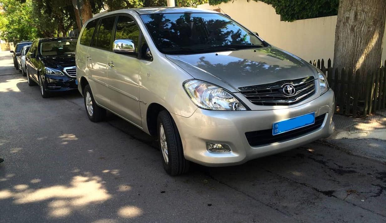 Toyota Innova yang masih dalam kondisi sangat bagus ini terfoto di Kota Athena, Yunani. (Source: Instagram/@toyotainnovaintheworld)