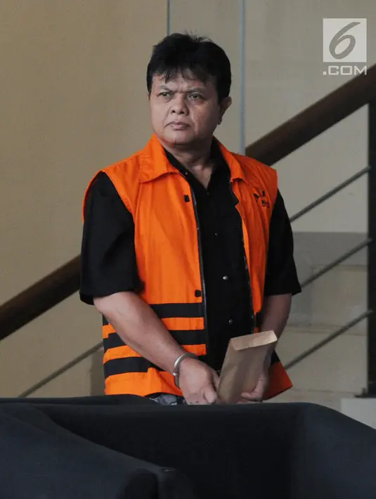 Hakim tunggal praperadilan PN Semarang Lasito usai menjalani pemeriksaan di Gedung KPK, Jakarta, Kamis (23/5/2019). Lasito terlihat membawa amplop berwarna cokelat usai menjalani pemeriksaan oleh penyidik KPK.(merdeka.com/Dwi Narwoko)