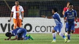 Ekspresi pemain Persib setelah menang melawan Pusamania Borneo FC dalam laga leg kedua perempatfinal Piala Presiden 2015 di Stadion Si Jalak Harupat, Bandung, Sabtu (26/9/2015). (Bola.com/Arief Bagus)