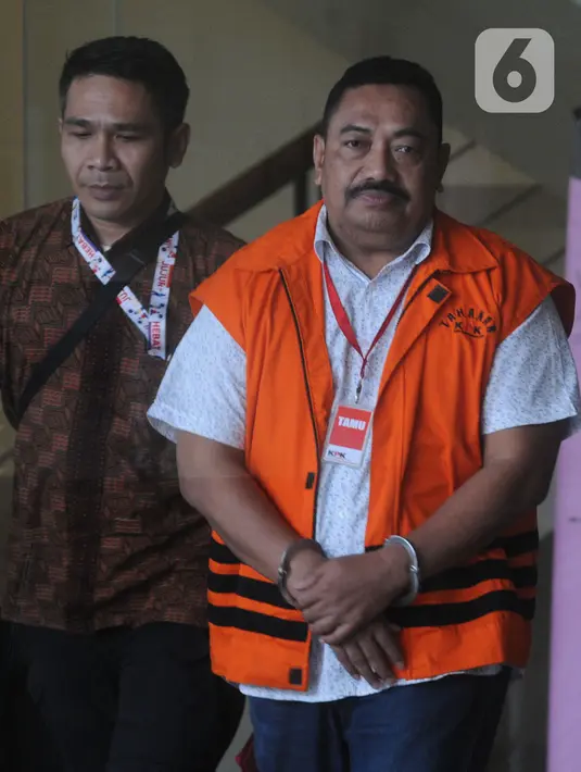 Kontraktor yang merupakan tersangka penyuap Bupati Indramayu, Carsa tiba untuk menjalani pemeriksaan di Gedung KPK, Jakarta, Rabu (18/12/2019). Carsa diperiksa sebagai saksi untuk tersangka Bupati Indramayu nonaktif, Supendi. (merdeka.com/Dwi Narwoko)