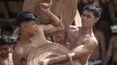 Penduduk desa mengambil bagian dalam ritual tahunan "Perang Pandan" " (pertarungan daun Pandan), yang secara lokal dikenal sebagai "Mekare-kare," untuk menghormati Indra, dewa perang Hindu, di Tenganan Pegringsingan, Bali pada Kamis 11 Juni 2026. (LANA PRIATNA/AFP)