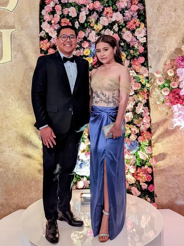 7 Pesona Prilly Latuconsina Berbalut Off Shoulder Dress Karya White by Gail di Resepsi Putri Tanjung, Menawan!