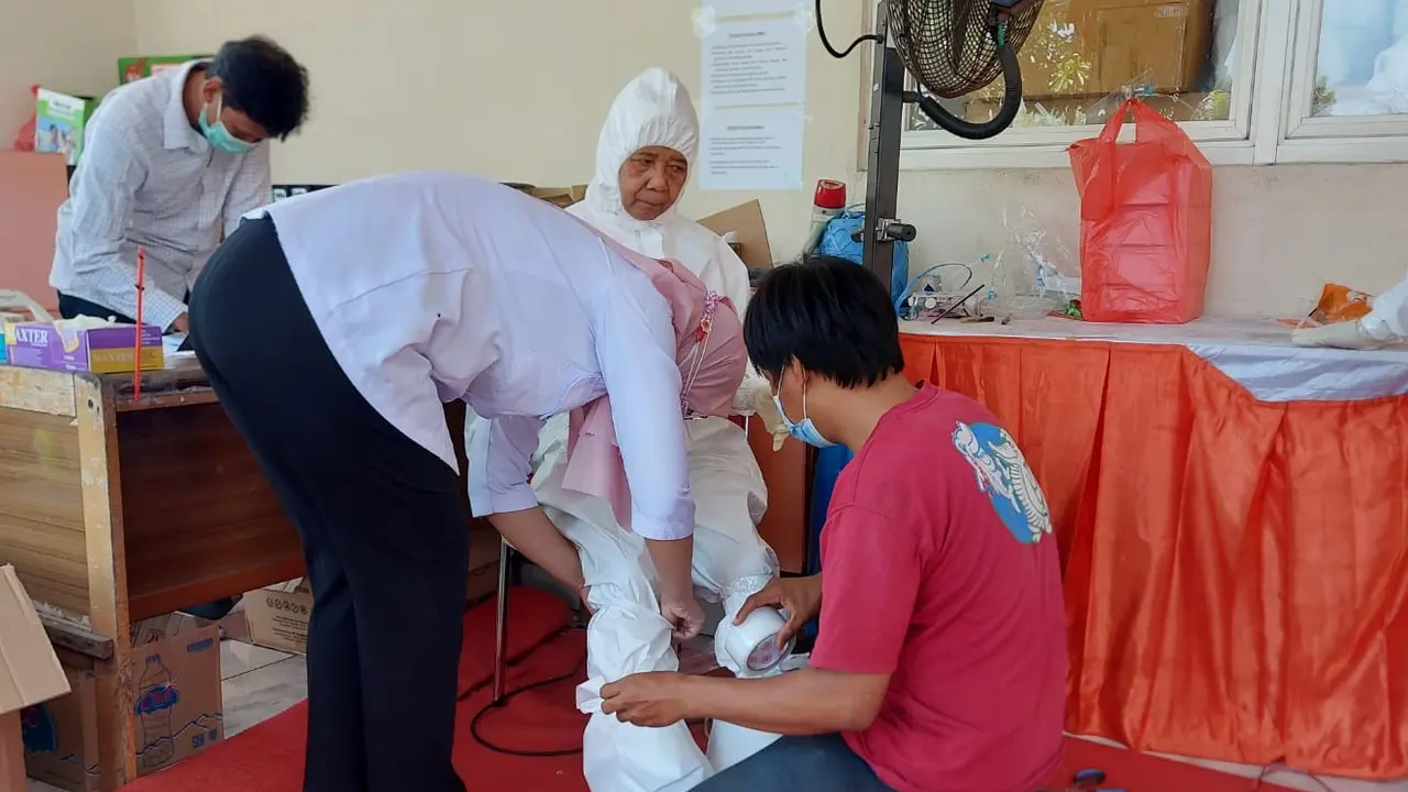 Suwarni, relawan perawat jenazah Covid-19 siap menjalankan tugas. (Dian Kurniawan/Liputan6.com)