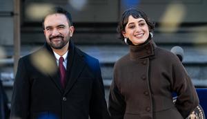 Wali Kota New York City Zohran Mamdani dan istrinya Rama Duwaji tersenyum saat confetti berjatuhan setelah upacara pelantikannya sebagai wali kota di Balai Kota pada Kamis, 1 Januari 2026 di New York, Amerika Serikat. (David Dee Delgado/Getty Images/AFP)