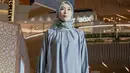 Ada 10 look busana karya Ivan Gunawan yang ditampilkan pada pagelaran fashion show, Kamis (14/4/2022).  (Dok/Fimela.com/HildaIrach).