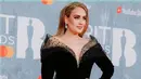 Adele tampil pertama kali red carpet setelah vakum lima tahun di BRIT Awards 2022. Penampilannya yang elegan berhasil mencuri perhatian warganet. (instagram/brits)