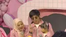 Atta Halilintar dan Aurel Hermansyah sendiri tampil kompak dengan Ameena mengenakan jaket parasut dan celana cargo serba warna pink muda. [@aaliyah.massaid]