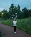 Silent walking memiliki kemiripan dengan mindful walking atau meditasi berjalan yang diketahui dapat membantu meredakan stres dan mengurangi kecemasan. (Foto/dok: Pexels/Anastasia Shuraeva)