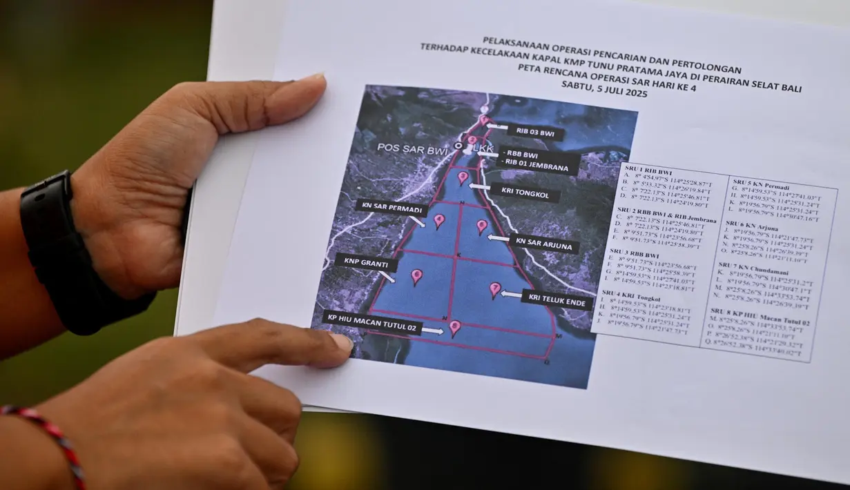 Ratusan petugas penyelamat Indonesia memperluas pencarian mereka untuk mencari puluhan orang yang hilang pada Sabtu 5 Juli 2025. (SONNY TUMBELAKA/AFP)