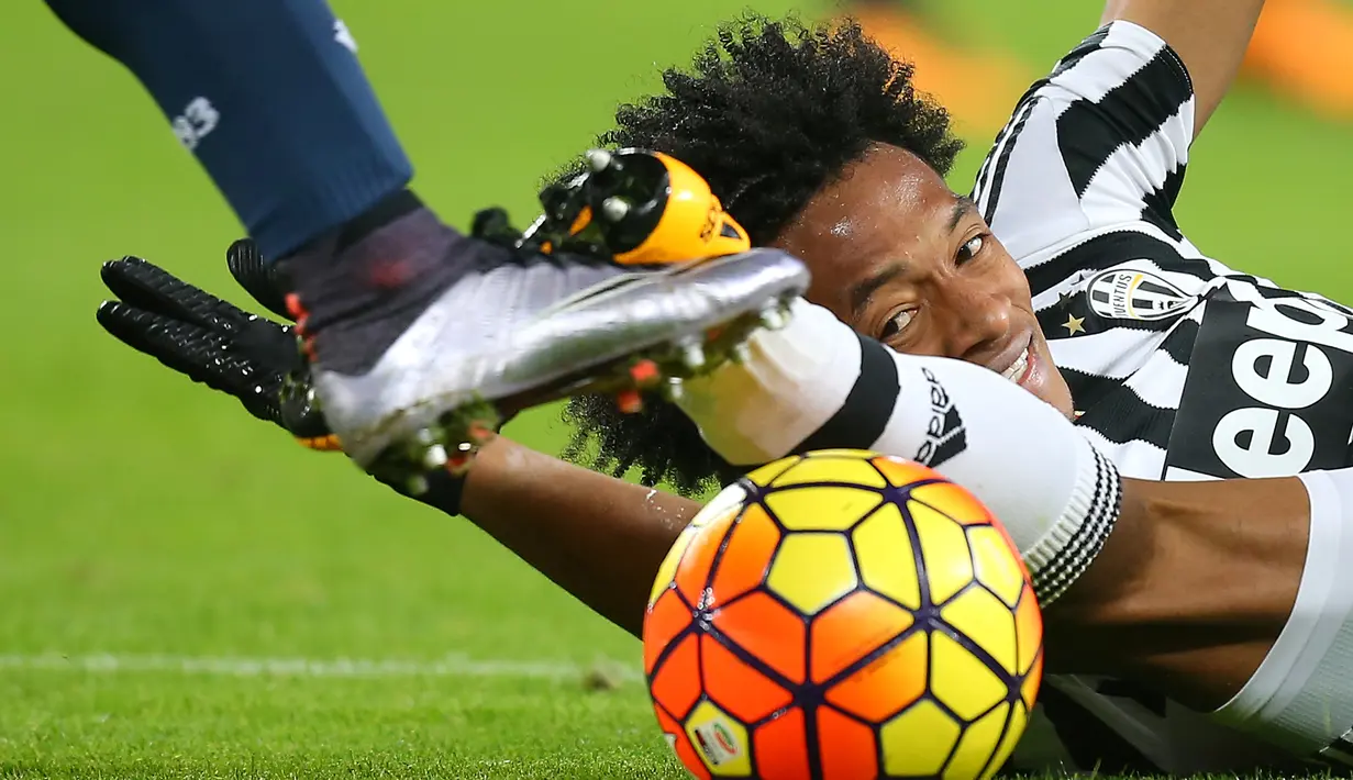 Pemain Juventus, Juan Cuadrado, berusaha meraih bola dalam lanjutan Serie A Italia di Stadion Juventus, Turin, Kamis (4/2/2016) dini hari WIB. (AFP/Marco Bertorello)