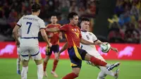 Gelandang Spanyol Martin Zubimendi berebut bola dengan penyerang Serbia Luka Jovic selama pertandingan sepak bola Liga Bangsa-Bangsa UEFA, Liga A Grup 4 antara Spanyol dan Serbia di stadion Nuevo Arcangel di Cordoba, pada 15 Oktober 2024.CRISTINA QUICLER / AFP